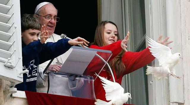 Paus Fransiskus Jamu 300 Tunawisma dan Pengungsi