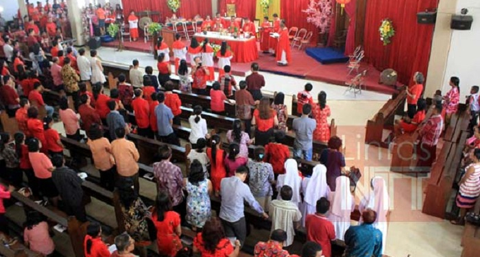 Warga Tionghoa Kupang Adakan Seni Tarian Liong dan Barongsai di Halaman Katedral Kristus Raja