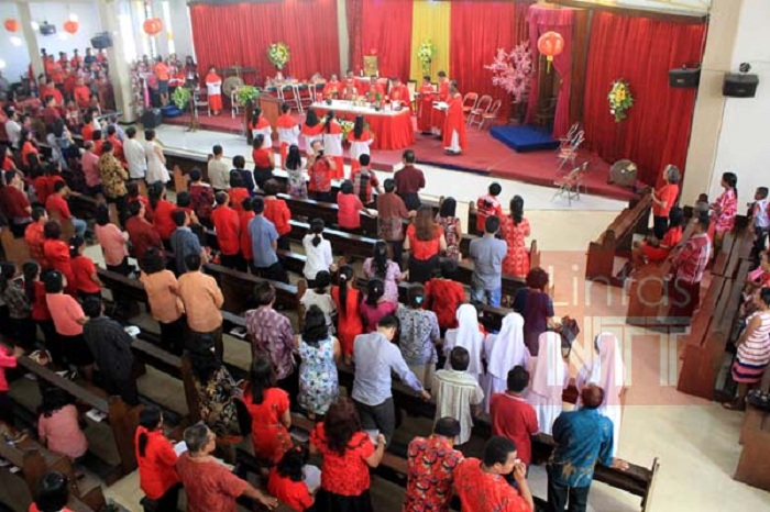 Warga Tionghoa Kupang Adakan Seni Tarian Liong dan Barongsai di Halaman Katedral Kristus Raja