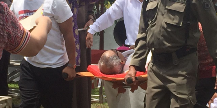 Mgr Paskalis OFM Pingsan Saat Sedang Ikut Misa Tahbisan Uskup Sintang