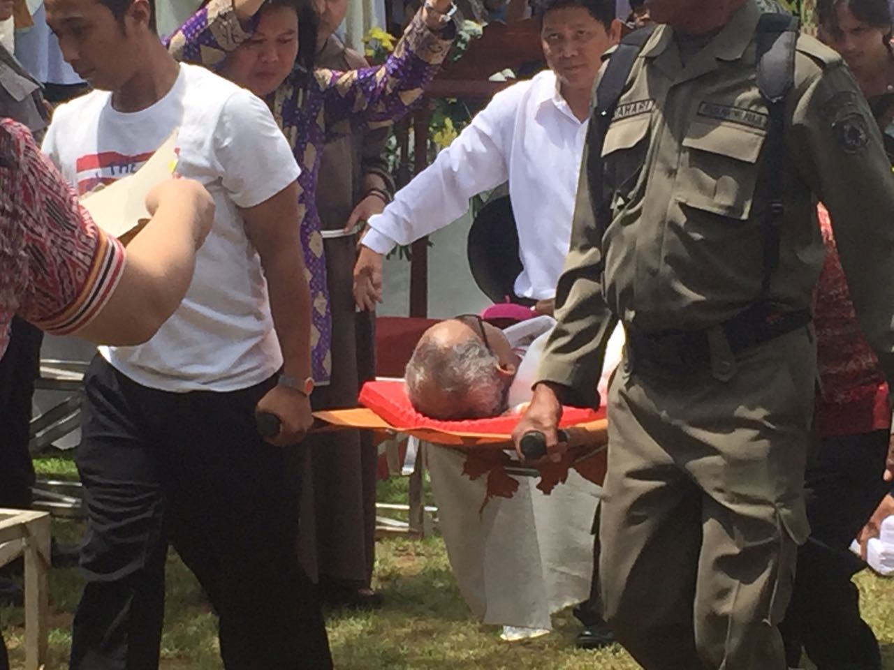 Mgr Paskalis OFM Pingsan Saat Sedang Ikut Misa Tahbisan Uskup Sintang