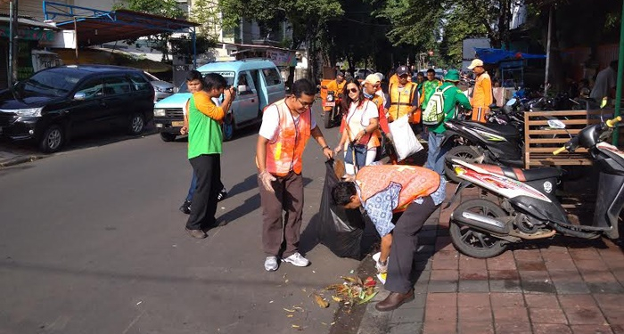 Aksi Umat Paroki Rawamangun Angkut 3 Ton Sampah dari Jalanan