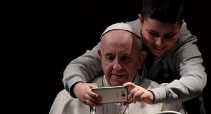 Paus Fransiskus: Mari Baca Alkitab Sesering Baca Pesan pada Smartphone