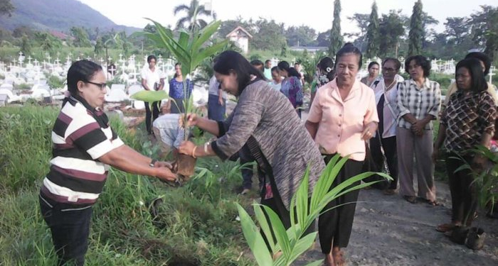 Peringati Hari Perempuan Sedunia, Para Wanita dari Paroki San Juan Larantuka Lakukan Aksi Tanam Pohon