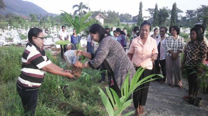 Peringati Hari Perempuan Sedunia, Para Wanita dari Paroki San Juan Larantuka Lakukan Aksi Tanam Pohon
