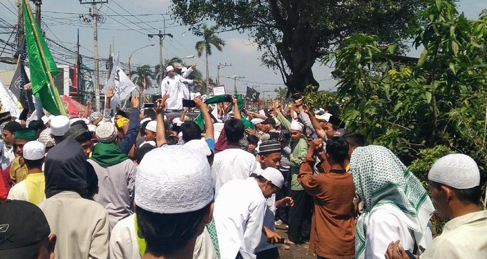 Kepolisian Bekasi Bentrok dengan Para Pendemo Gereja St Clara