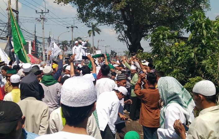 Kepolisian Bekasi Bentrok dengan Para Pendemo Gereja St Clara