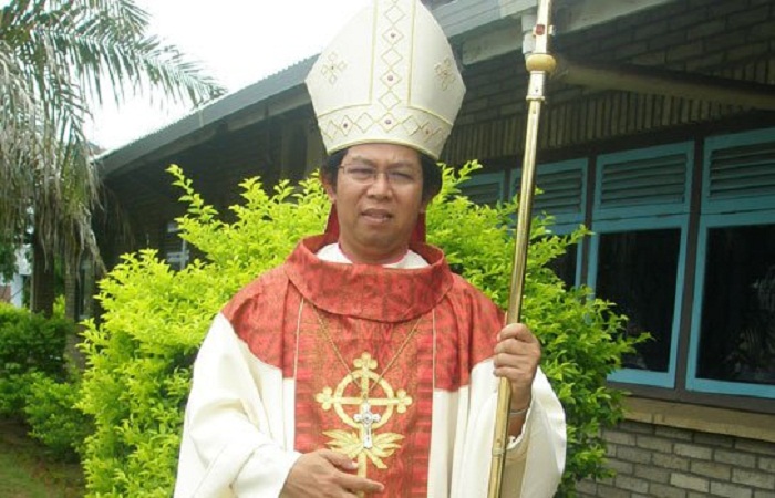 Uskup Agung Merauke Sayangkan Kebiasaan Umat yang Sibuk dengan HP Saat Misa