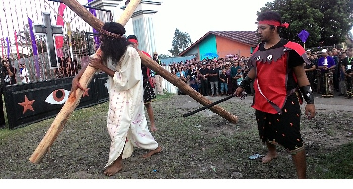 Pentaskan Kisah Sengsara Yesus, OMK Katedral Ruteng Kenakan Kostum Songke