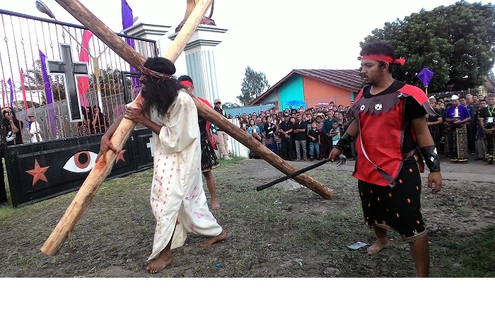 Pentaskan Kisah Sengsara Yesus, OMK Katedral Ruteng Kenakan Kostum Songke