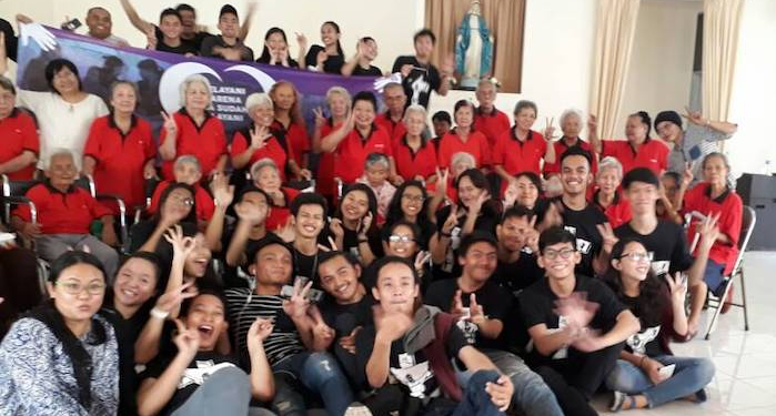 Kunjungi Panti Sosial, Mahasiswa Katolik Universitas Mercu Buana Hibur Para Lansia