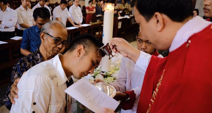 13 Orang Dewasa Dibaptiskan dalam Misa Minggu Palma di Katedral Malang