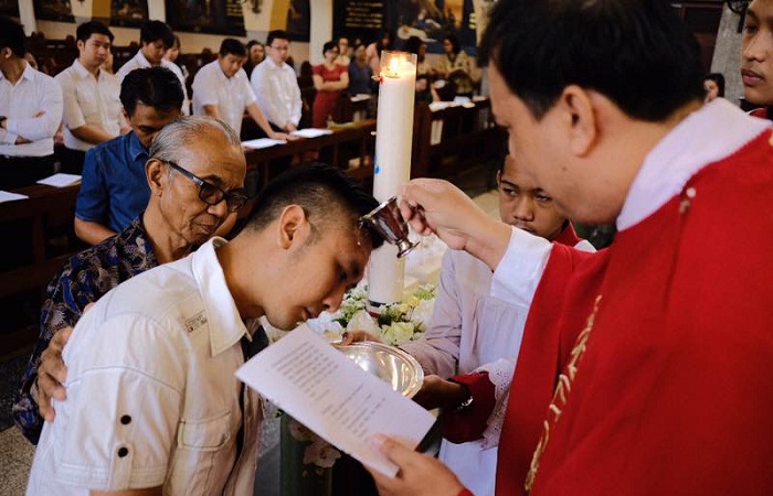 13 Orang Dewasa Dibaptiskan dalam Misa Minggu Palma di Katedral Malang