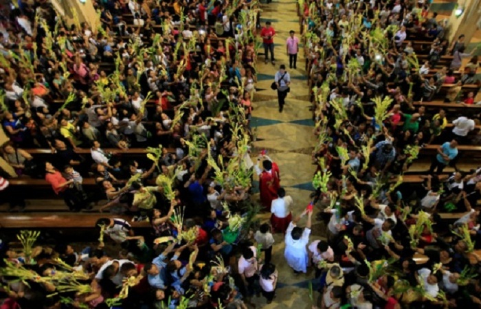 Umat Katolik Filipina Antusias Ikuti Prosesi Misa Minggu Palma