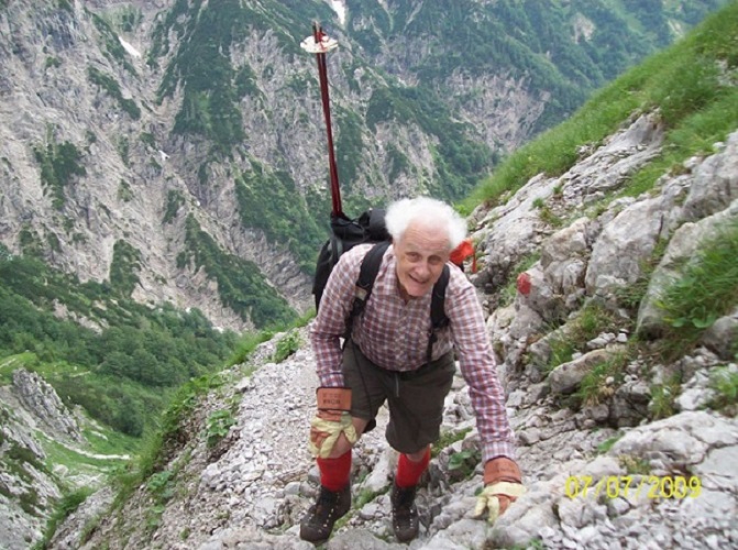 Romo Frans Magnis-Suseno: Penakluk Gunung dan Pencinta Wayang