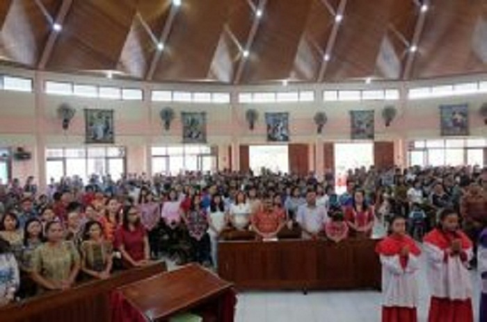 Bupati Sekadau Bersama Wabup Hadiri Misa Minggu Palma