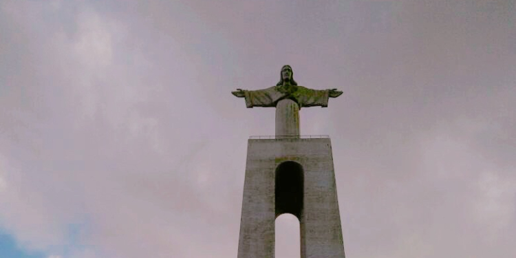 Mengintip Patung Yesus Raksasa di Lisbon, Portugal
