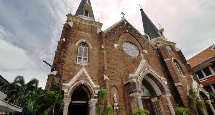 Kemegahan Gereja Katolik Kelahiran Santa Perawan Maria di Surabaya