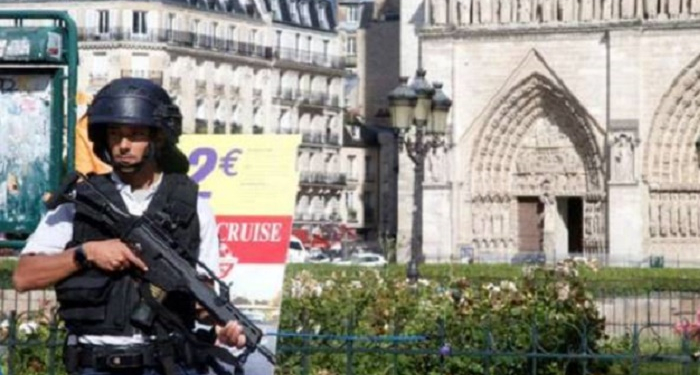 Gereja Katedral Note Dame Paris Diteror Pria Bersenjata