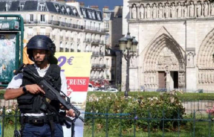 Gereja Katedral Note Dame Paris Diteror Pria Bersenjata