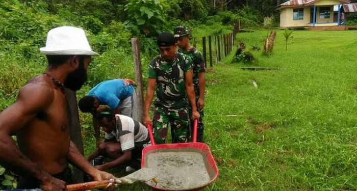 TNI Bantu Perbaiki Pagar Keliling Paroki St Petrus Wembi, Papua