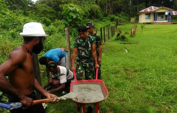 TNI Bantu Perbaiki Pagar Keliling Paroki St Petrus Wembi, Papua