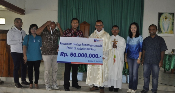 Paroki St Antonius Beokina Terima Bantuan Dana dari Yayasan Brikasih