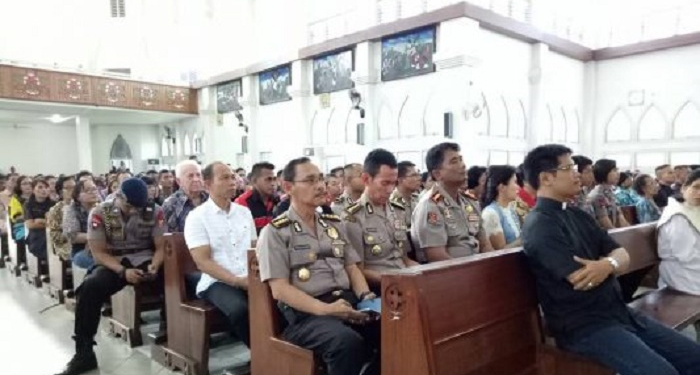 Hadiri Misa di Katedral Palangkaraya, Ini Pesan Kapolda Kalteng