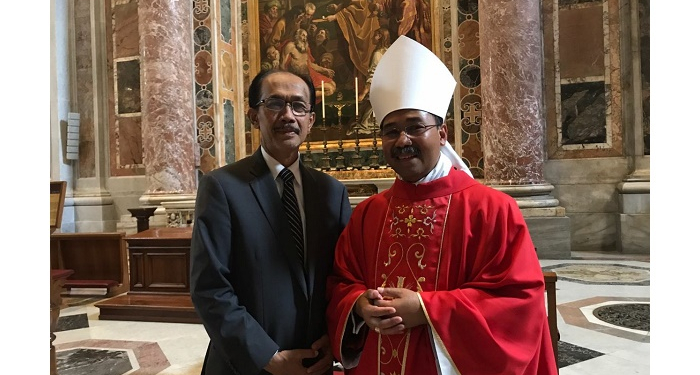 Uskup Agung Semarang Terima Pallium dari Paus Fransiskus