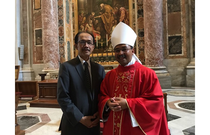 Uskup Agung Semarang Terima Pallium dari Paus Fransiskus