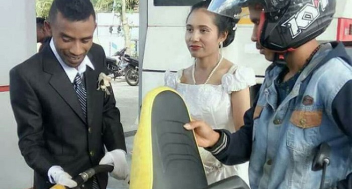 Usai Terima Sakramen Pernikahan, Pasangan Katolik Bantu Isi BBM di SPBU