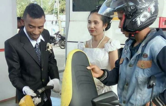 Usai Terima Sakramen Pernikahan, Pasangan Katolik Bantu Isi BBM di SPBU