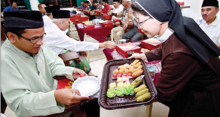 Saat Seorang Suster Menghidangkan Makanan Buka Puasa