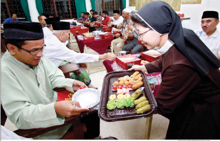 Saat Seorang Suster Menghidangkan Makanan Buka Puasa