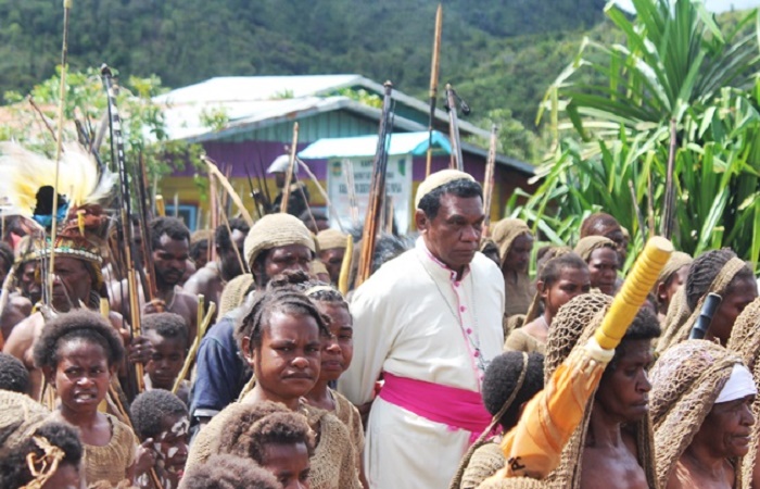 Uskup Timika Resmikan Pastoran Paroki St Agnes Mauwa