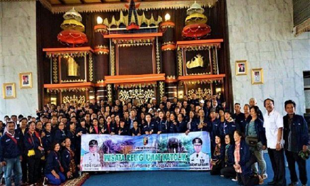 Di Bandara Mahan Agung, Pemprov Lampung Lepas 500 Peserta Wisata Religi Katolik