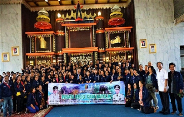 Di Bandara Mahan Agung, Pemprov Lampung Lepas 500 Peserta Wisata Religi Katolik