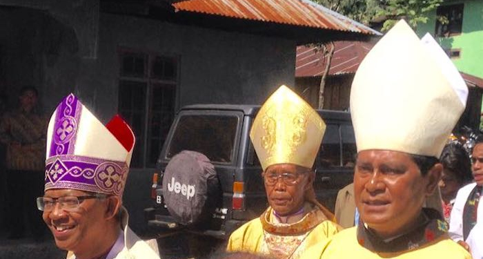 Uskup Emeritus Mikhael C Angkur OFM Rayakan 50 Tahun Imamat