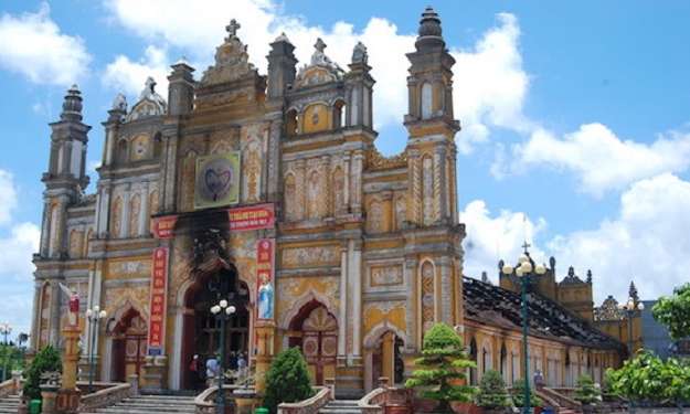 Di Vietnam, Salah Satu Gereja Katolik Bersejarah Terbakar