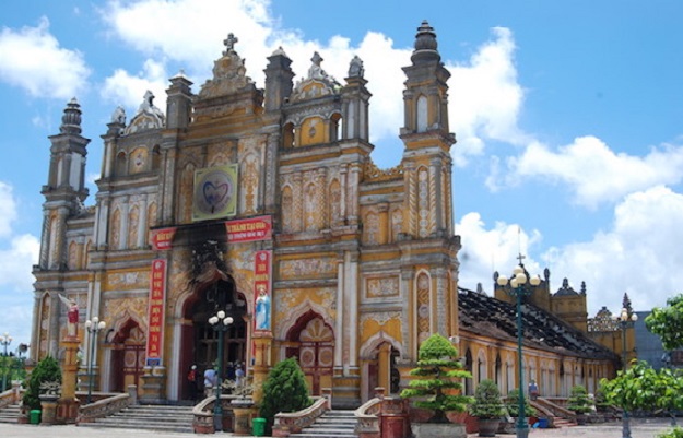 Di Vietnam, Salah Satu Gereja Katolik Bersejarah Terbakar