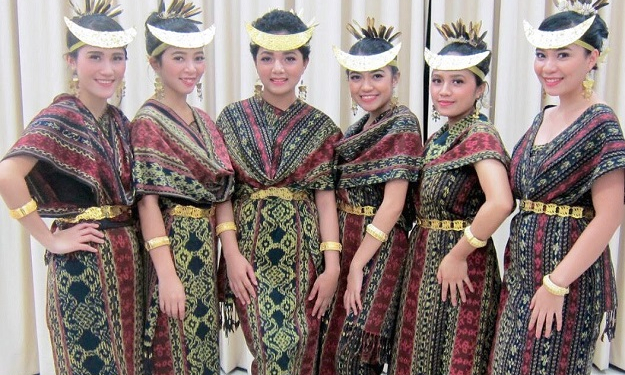 Tarian Adat Flores Meriahkan Penyambutan Peserta AYD di Dekenat Pusat KAJ