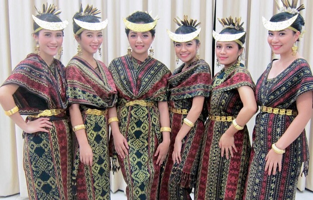 Tarian Adat Flores Meriahkan Penyambutan Peserta AYD di Dekenat Pusat KAJ