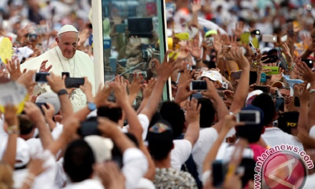 Paus Fransiskus Kena Benturan Ringan Saat Menyapa Jemaah di Kolombia