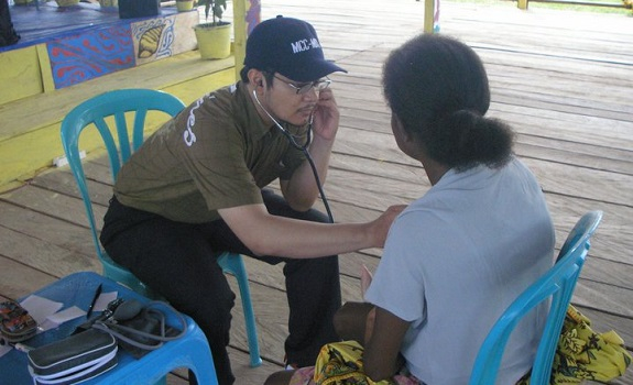 Dokter Fajar dan Uwie, Pasangan yang Selalu Bersinergi Menolong Korban Bencana