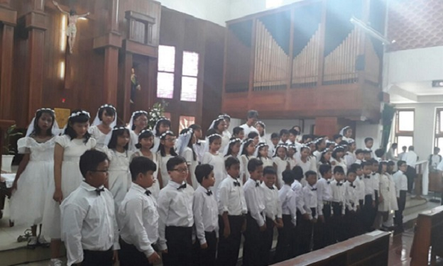 Paroki St. Robertus Cililitan Beri Sakramen Komuni Pertama Kepada 65 Siswa SD