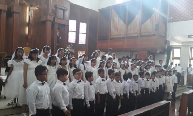 Paroki St. Robertus Cililitan Beri Sakramen Komuni Pertama Kepada 65 Siswa SD