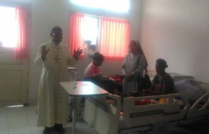 Uskup Atambua Kunjungi Pasien Di Rumah Sakit Penyangga Perbatasan Betun
