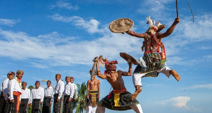 Tarian Khas Manggarai Iringi Penggalangan Dana Pembangunan Gereja Di Jayapura