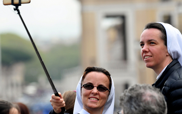 Pesan Vatikan untuk Para Biarawati: Bijaklah Manfaatkan Media Sosial