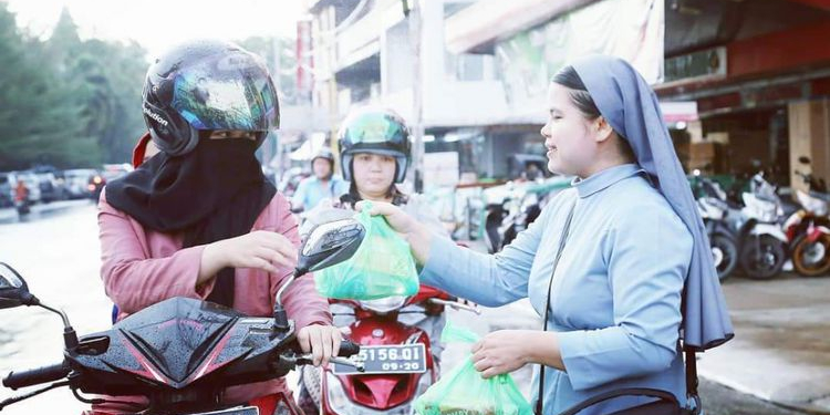 Viral, Foto Biarawati Bagi-bagi Paket Makanan Buka Puasa di Jalan